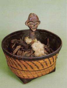 Le Panier Reliquaire Sango : Quand le Cuivre et l&rsquo;Os Célèbrent la Mémoire des Ancêtres